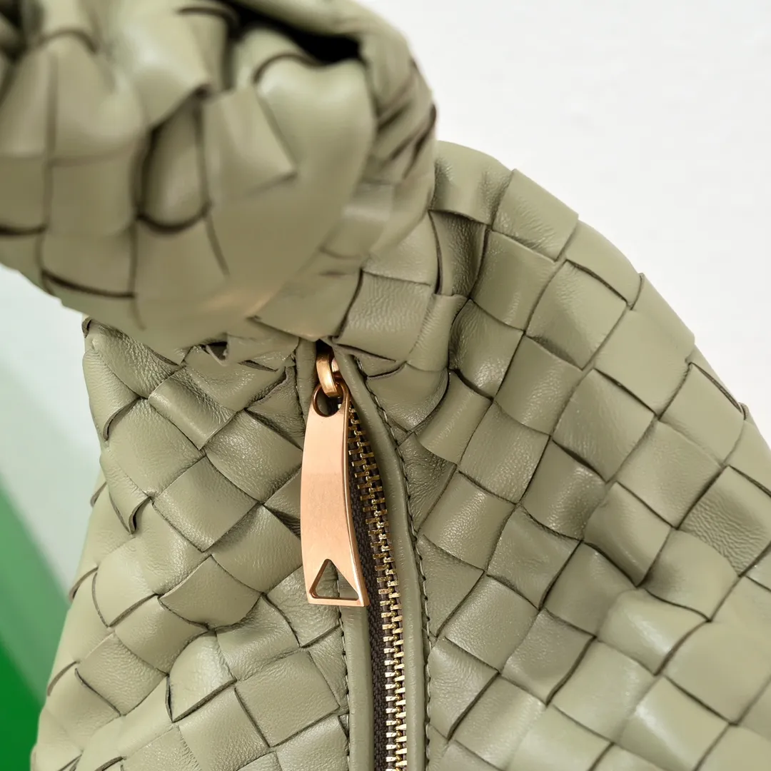 Batch 1860 large Arco handbag early spring new arrival#, cool style, retro style, full of vitality, free and easy, distinctive personality brings multi-layered charm to daily wardrobe~ 🔝The soft and flowing fabric conveys a soft touch# A relaxed and comfortable feeling is newly interpreted in the silhouette· Croissant woven sheepskin Size: Width 40 Height 48 Thick 16 [6698#]
